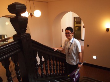 ハリス理化学館の階段。手すりをこすると同志社大学に合格できるらしい?!