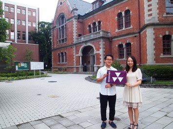 キャンパスツアーガイドの社会学部2回生 長穂智基さん、グローバル地域文化学部3回生 水谷優希さん