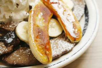ショコラバナナパンケーキ。キャラメリゼしたバナナはほろ苦いカラメルのカリッとした食感も楽しめます。