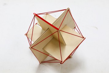 スケルトン・サッカーボールを作るワークショップ。まず3枚の名刺をうまく組み立て、名刺の短い辺と一致する頂点を結ぶと正二十面体のできあがり。