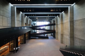半世紀以上の歴史を持つ武蔵野美術大学美術館は、2011年にリニューアルした広々と風通しのいい雰囲気。