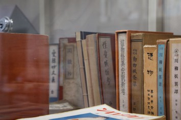 和本をはじめとした古書のコレクション。妖怪・怪奇ものから性風俗まで幅広いジャンルを網羅、特徴的なものが多い。