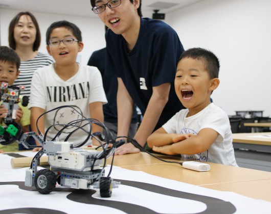 ①レゴでロボットカーをつくってプログラムを動かそう