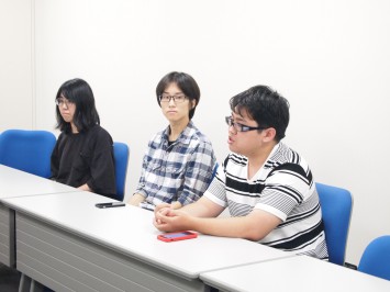 Twitter担当の長谷川涼香さん（写真左）、映像制作を担当した長尾亮虎（りょうご）さん（写真中央）、企画を考案したグループのリーダー西口司さん（写真右）