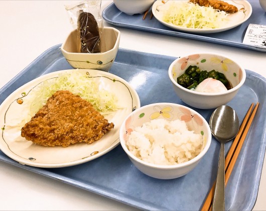 若鶏の醤油揚げ、巣ごもり卵、エクレア、ごはん