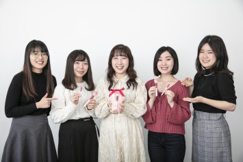 「恋筆」プロジェクト・メンバー、左からテイ シンイさん、髙橋莉奈さん、伊藤杏佳さん、大久保輝さん、佐々木杏 さん