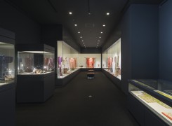 博物館内はコンパクトながら、落ち着いた照明でゆっくりと楽しめます