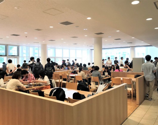 カフェのような雰囲気が漂う食堂