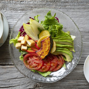 サラダボウルランチセットは、自家製フォカッチャ、スープ付きで950円。サラダは十数種類の有機野菜、ドレッシングにはハラペーニョとハチミツ、ニンニクを使用。野菜の旨みが引き立つ