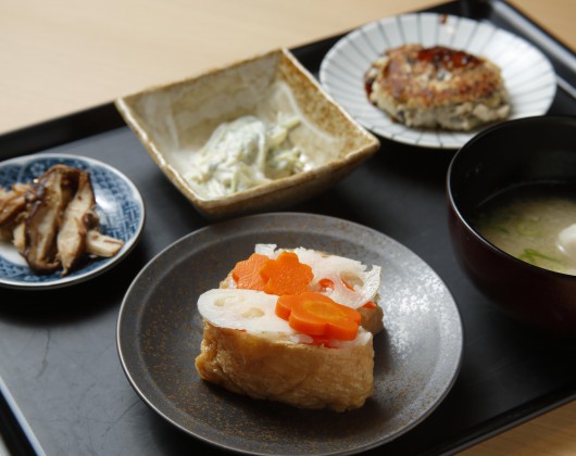 優勝した桂高校のメニュー。金時にんじんのおいなりさん、特製豆腐ハンバーグ、京水菜の白和え(ゴマ風味)、里芋、九条ねぎの京子カブおろし味噌汁、不思議なメンマ