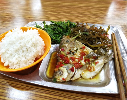 江南大学食堂2階では自分でご飯とおかずを選ぶ。これで約10元(日本円で160円くらい)というからだいぶお得感がある