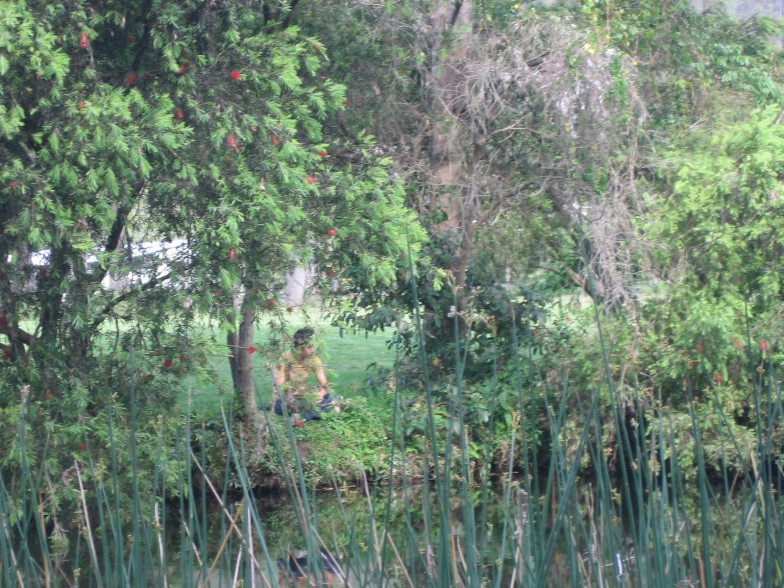 オーストラリアのワイナリーの裏手の川で、カモノハシの出現を待つ学生時代の浅原さん