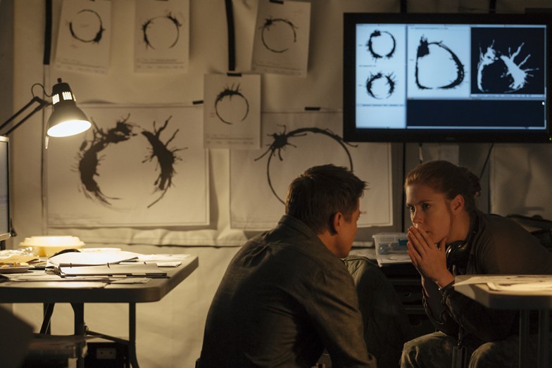 (L-R) Jeremy Renner as Ian Donnelly and Amy Adams as Louise Banks in ARRIVAL by Paramount Pictures