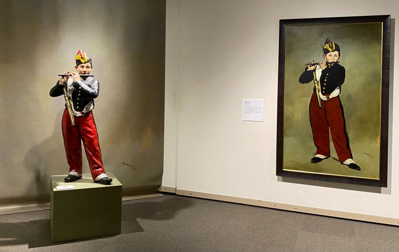 左がマネの「笛を吹く少年」の立体再現、右は油彩画のクローン文化財