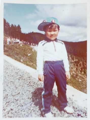 5歳くらいの写真。「秋葉山にハイキング」と写真の裏にメモあり。