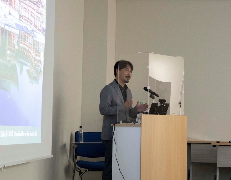 「京都アカデミアウィーク」で講義する京都大学の冨島義幸教授。同イベントは10月11～15日、東京・新丸の内ビルディングの会場とオンラインで開催された。