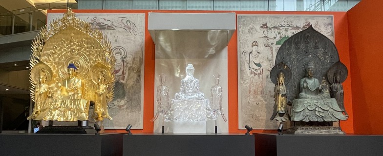 「藝大アーツイン丸の内2021」で展示された、3体の釈迦三尊像。左からスーパークローン文化財（過去）、ハイパー文化財（未来）、クローン文化財（現在）／画像提供：東京藝術大学COI拠点