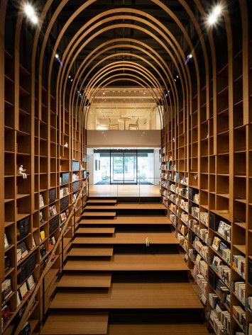 建物外部のトンネルとともに、ライブラリーを象徴する「階段本棚」。