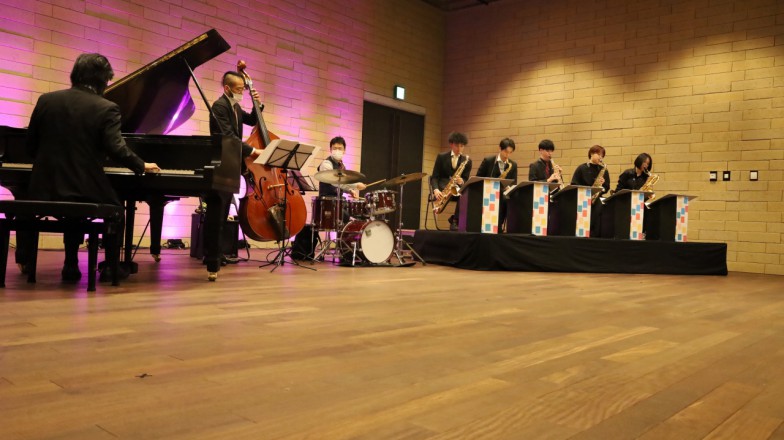 サクソフォーンの演奏は大阪音楽大学の学生、ピアノ、ベース、ドラムは大阪音楽大学の卒業生
