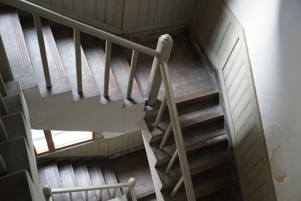階段は竣工当時のまま、いまも現役。この空気感を壊さないよう、窓は木製サッシに