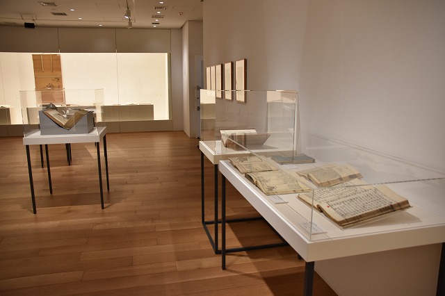 「図譜に棲む虎」エリア。写真左側に孤立して設置されたケースには、コンラート・ゲスナーの『博物誌』。