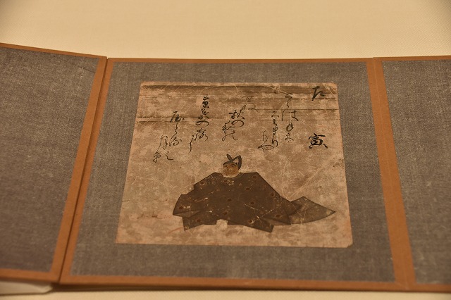 擬人化した虎が描かれています。「十二支歌仙歌合色紙帖」江戸時代前期（17世紀）、慶應義塾（センチュリー赤尾コレクション）