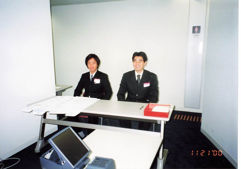 学部４年生で初めて学会運営のお手伝いをされたときのお写真。左が澤間先生、右は先輩（現在は某大学教授）。