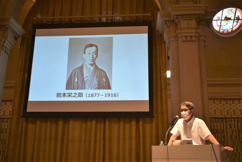 岩本栄之助について解説する大阪歴史博物館の船越さん