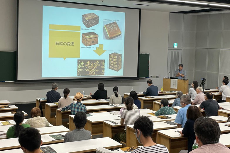 高台寺蒔絵は、日本美術史におけるターニングポイントではないかと話す並木先生。