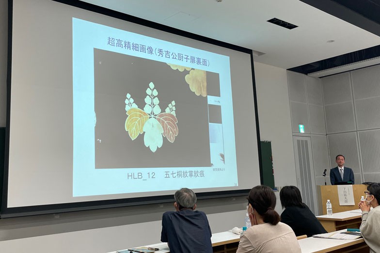 豊臣秀吉の家紋として知られる五七桐紋。厨子の扉にも描かれているのですが、技法を変え3色に見えるよう表現されていることが紹介されました。
