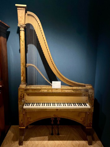 リラピアノ（1830年頃、ベルリン） 音楽の神アポロンが弾いていたリラという竪琴が正面に携えられています