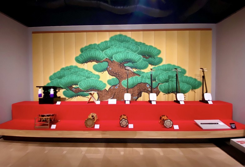 歌舞伎で使用される楽器を展示