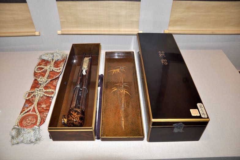 12〜14世紀に製作された笙。江戸時代の皇族・伏見宮邦永親王の筆によって、ケースの内側に銘「節摺（ふしずり）」と記されています