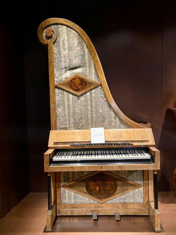 キリンピアノ（1820年頃、ウィーン） 大型のグランドピアノが増えるなか、家庭用にとコンパクトなピアノが作られるようになりました。グランドピアノを縦置きにしたキリンピアノは、動物のキリンに見た目が似ていることからその名が付けられました