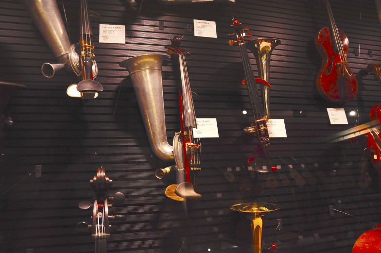 弦楽器の展示風景。ラッパ付きの弦楽器は、録音技術がまだあまり発達していなかった時代に、音を集めるために製作されたそう