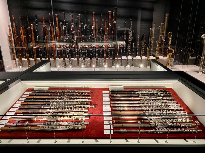 木管楽器の展示風景。各楽器がどのような進化を遂げいていったのか、1列にわかりやすく並べられています