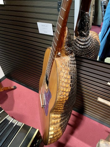 アルマジロの皮でできたギター。その地域の生活に密着した特徴的な材質が使われているのも、民族楽器の面白いところ！
