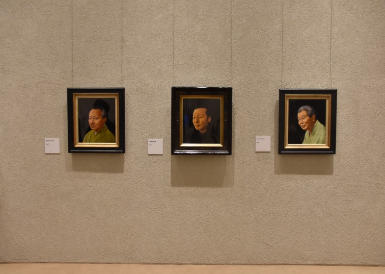 左の絵画から『桐竹勘十郎の肖像』『山下達郎の肖像』『立川志の輔の肖像』