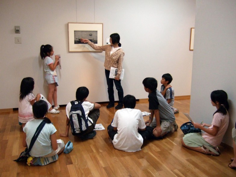 九州産業大学美術館にて、鑑賞体験中の子どもたち