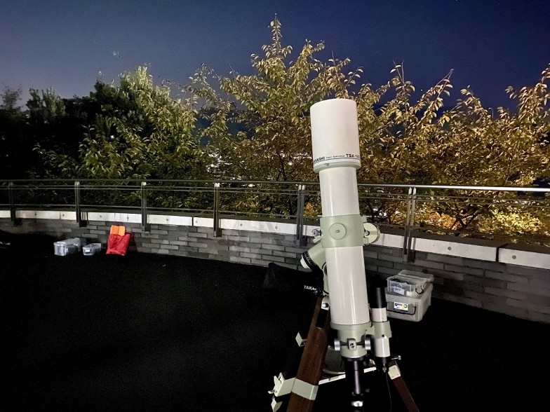 天文台前広場では3箇所に小型望遠鏡を設置。外の空気を吸いながら夜空を観るのも良いですね