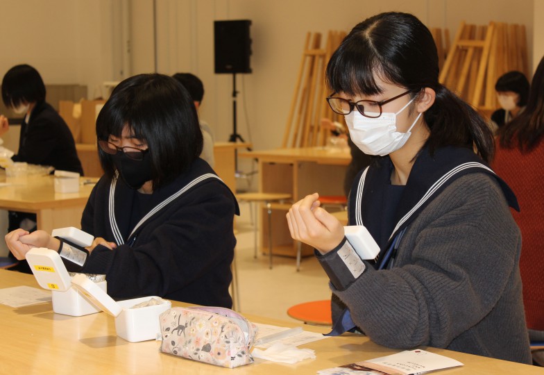 福岡市美術館での実証実験で、見学前に整理測定を受ける参加者