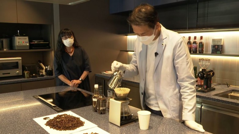 コーヒーをおいしく淹れるコツを川島氏に聞く、モデレーターを務めた君島氏（左）