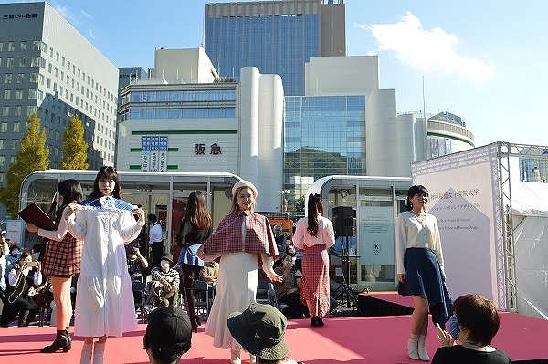 プロモーションの一貫として神戸市内で行われた「おひろめマーケット」に参加。衣装の製作やモデルの演出、運営など学生有志によるファッションショーで神戸松蔭タータンをアピール！