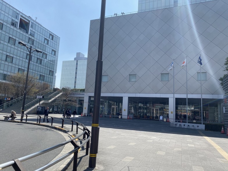 駅前広場のようだが、写真に写る建物すべてが東京電機大学の建物