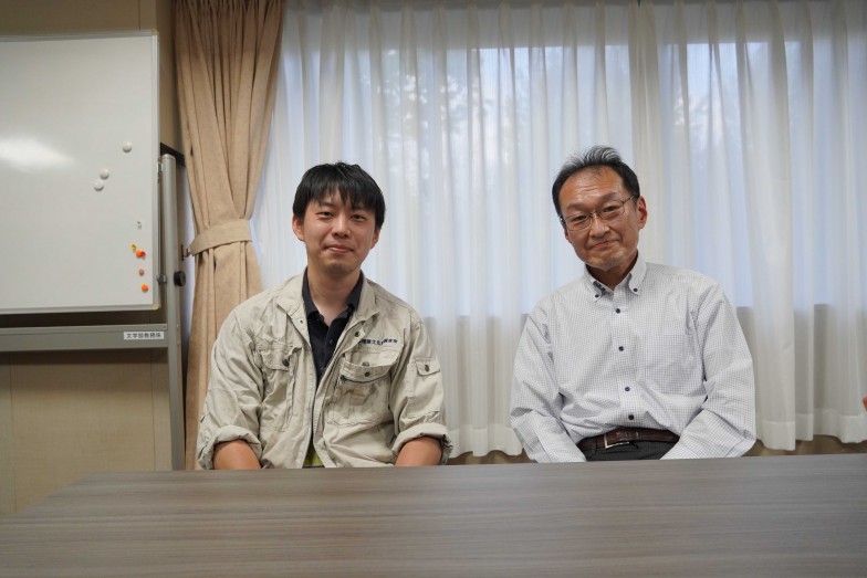 「上田先生（左）は遺跡をよく発見する幸運の持ち主なんですよ」と禰冝田先生（右）