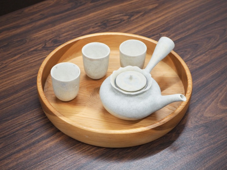 奈良在住の陶芸家である野田ジャスミン氏に『虫秘茶』をイメージして作ってもらったという茶器。