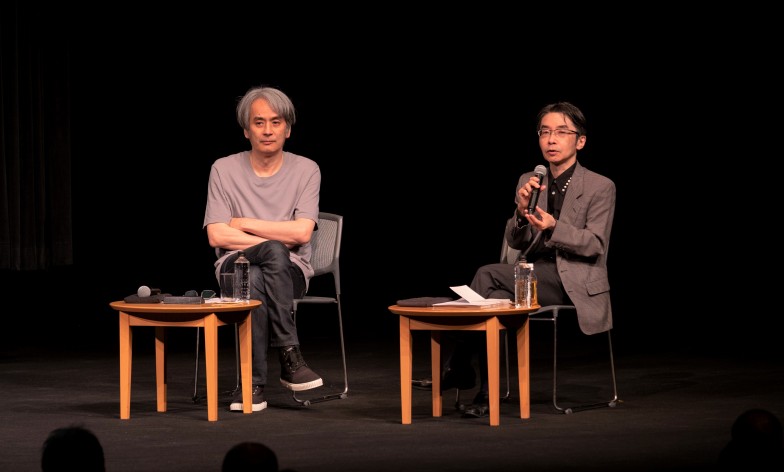 浅田さん（右）。坂本さんについて、語っても、語っても、語りつくせない様子でした。左はアーティストの高谷史郎さん。（撮影：顧 剣亨）