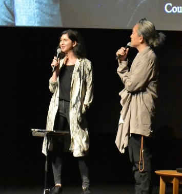 ルシールさん（左）は、坂本さんのことを語ろうとして声を詰まらせる場面も。右はKYOTOGRAPHIE共同創設者で共同プロデューサーの仲西さん。