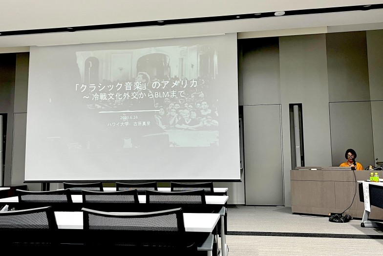 吉原先生は、バーンスタインと日本人の交流を描いた著書『親愛なるレニー: レナード・バーンスタインと戦後日本の物語』（アルテスパブリッシング）も話題
