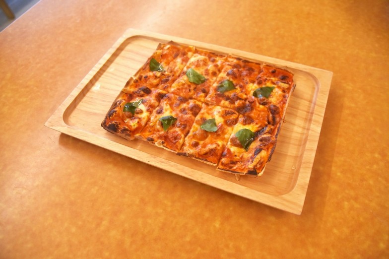 特徴的な四角いピザ